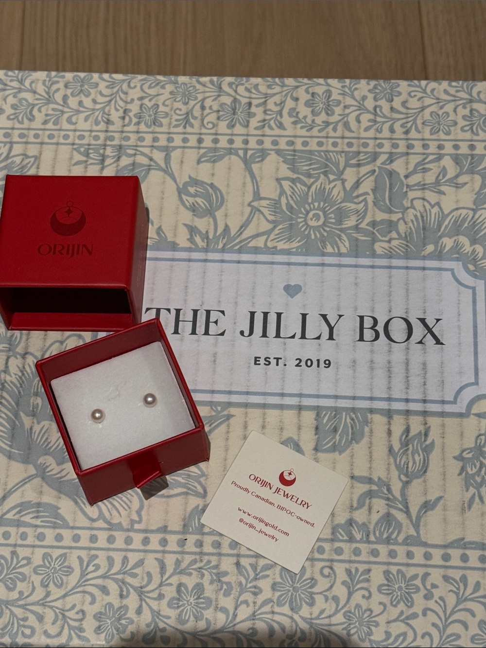 [ORIJIN JEWELRY] Pearl Stud Earrings in Red Gift Box